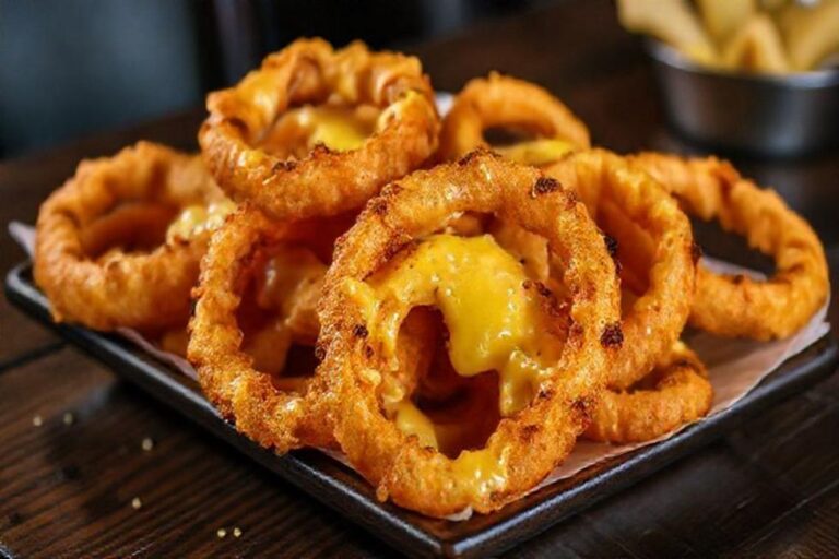 Anéis de cebola recheados com queijo, prontos para serem servidos.