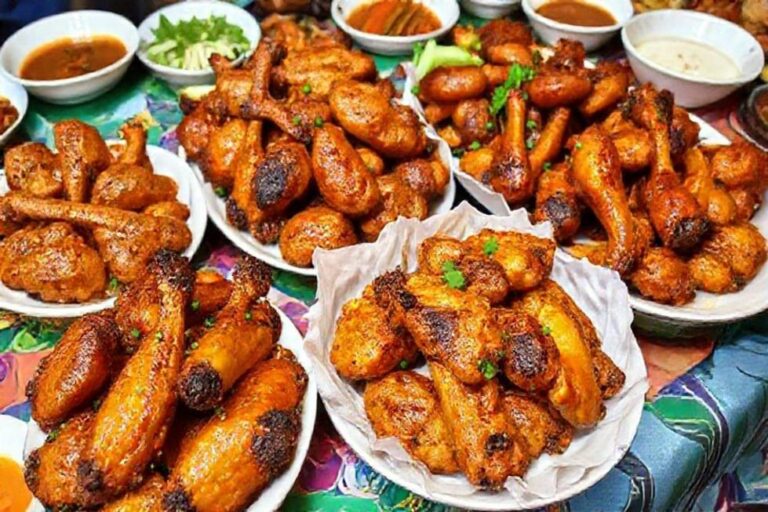 Diferentes estilos de asas assadas em uma mesa colorida