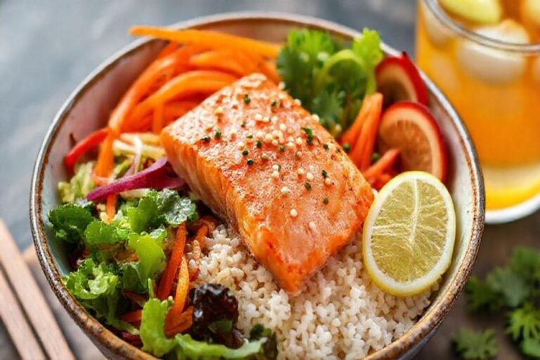 Tigela de arroz de salmão vibrante e colorida