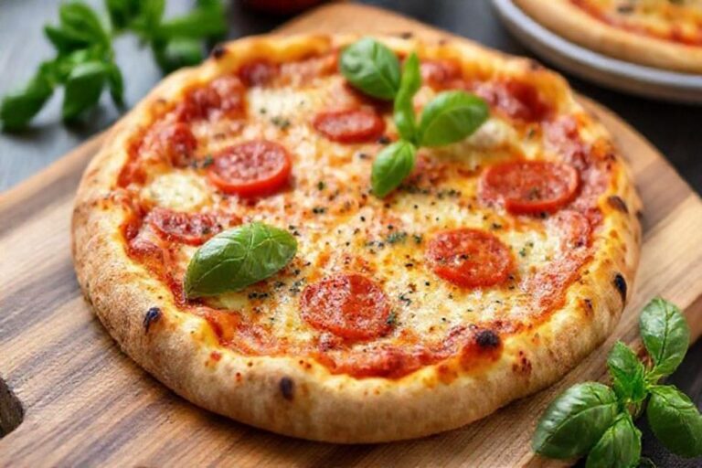 Pizza recém-preparada na airfryer servida em uma tábua.