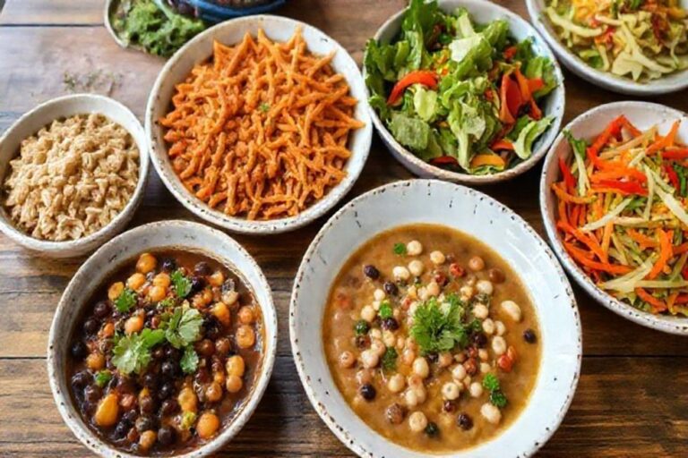 Uma mesa cheia de pratos saudáveis preparados com feijões de diferentes tipos.