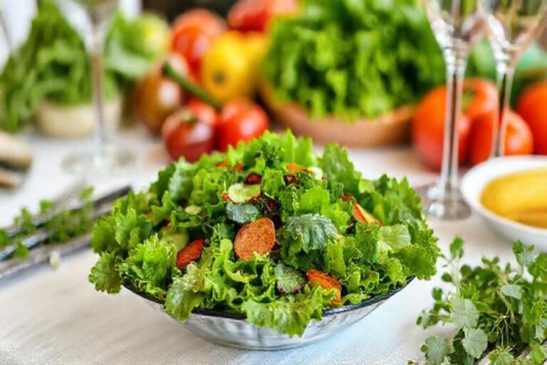 Salada verde vibrante em uma mesa decorada.