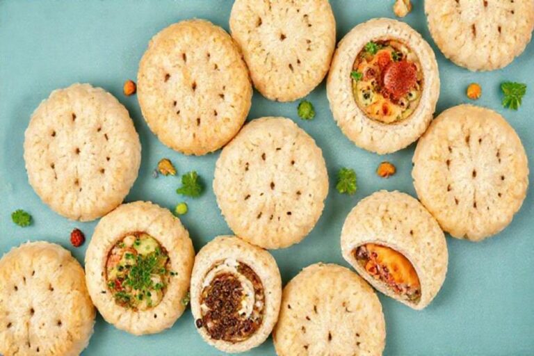 Arranjo colorido de diferentes pães de tapioca com recheios.